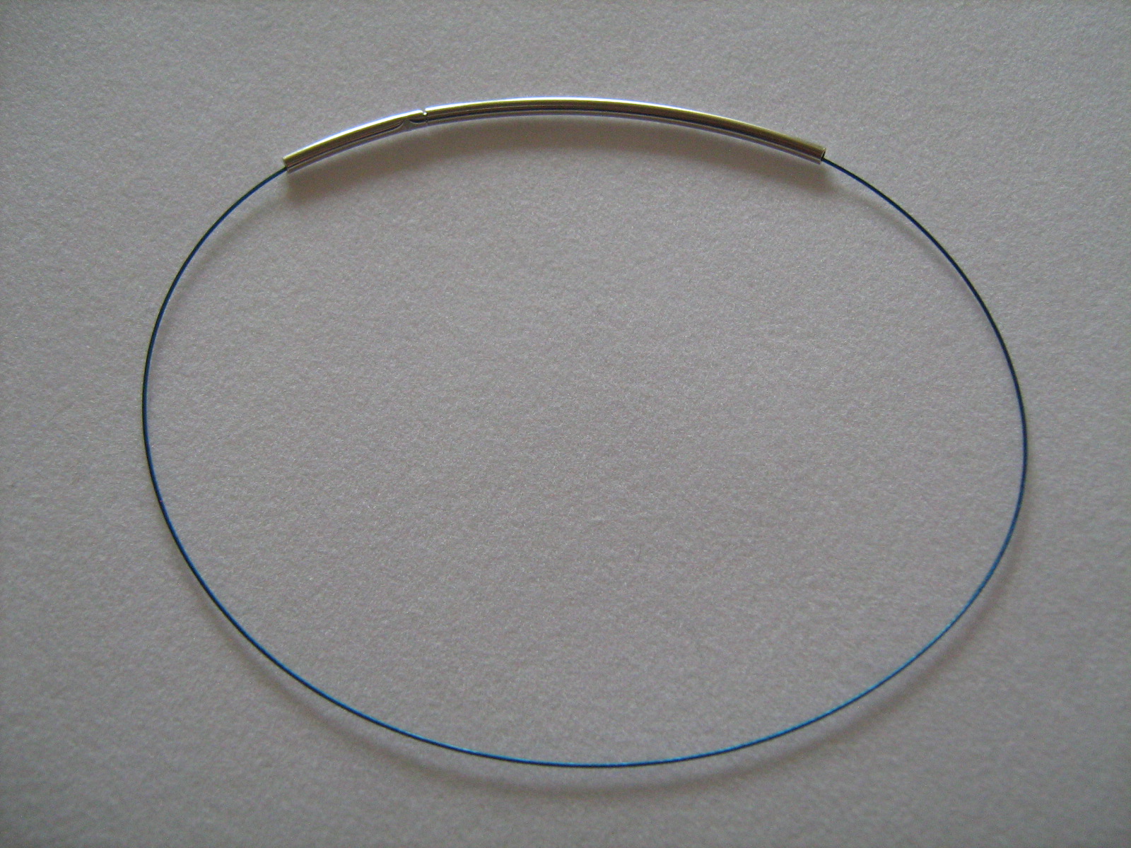 blauer Halsreif mit Steckverschluss