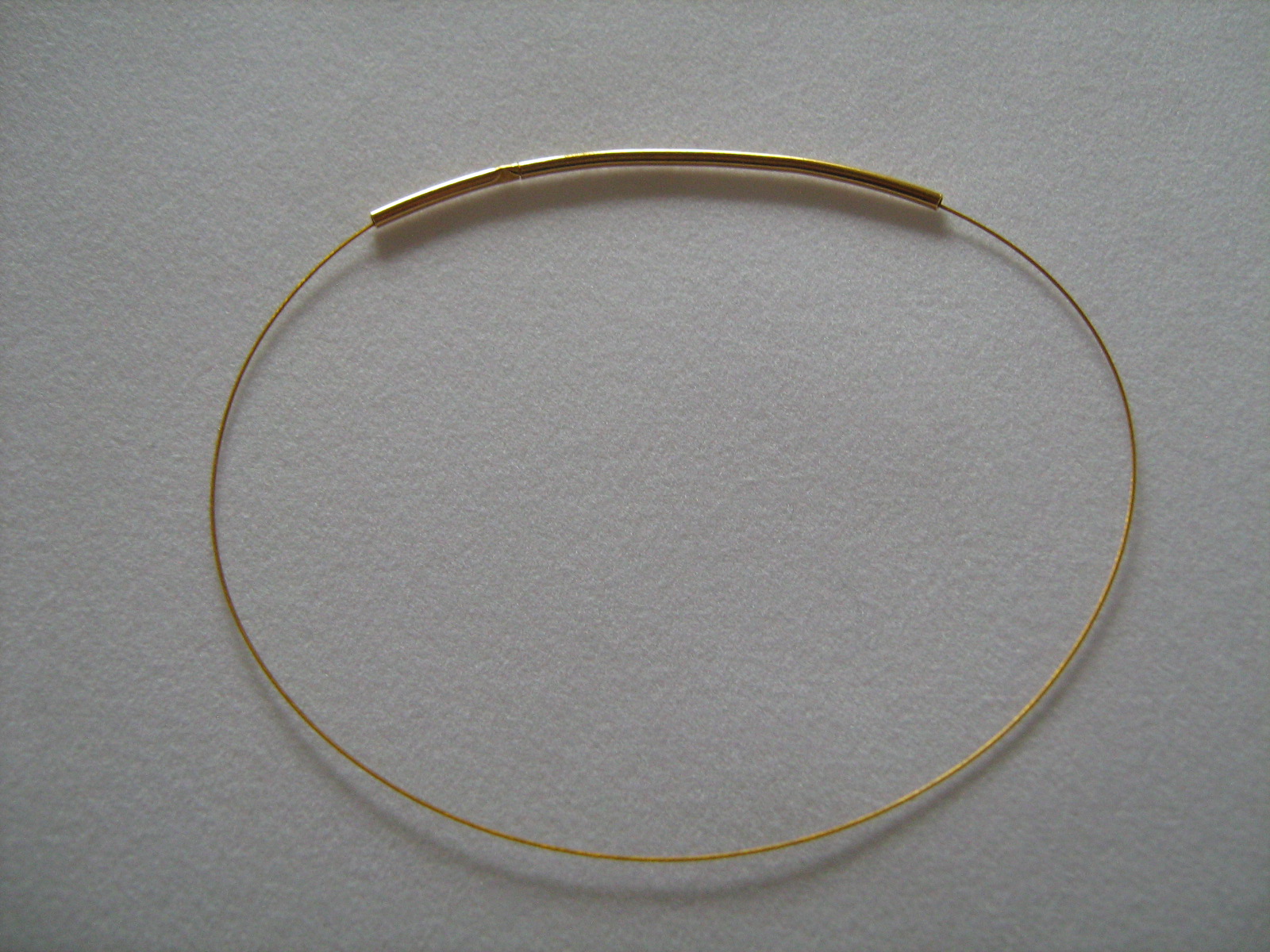 goldener Halsreif mit Steckverschluss